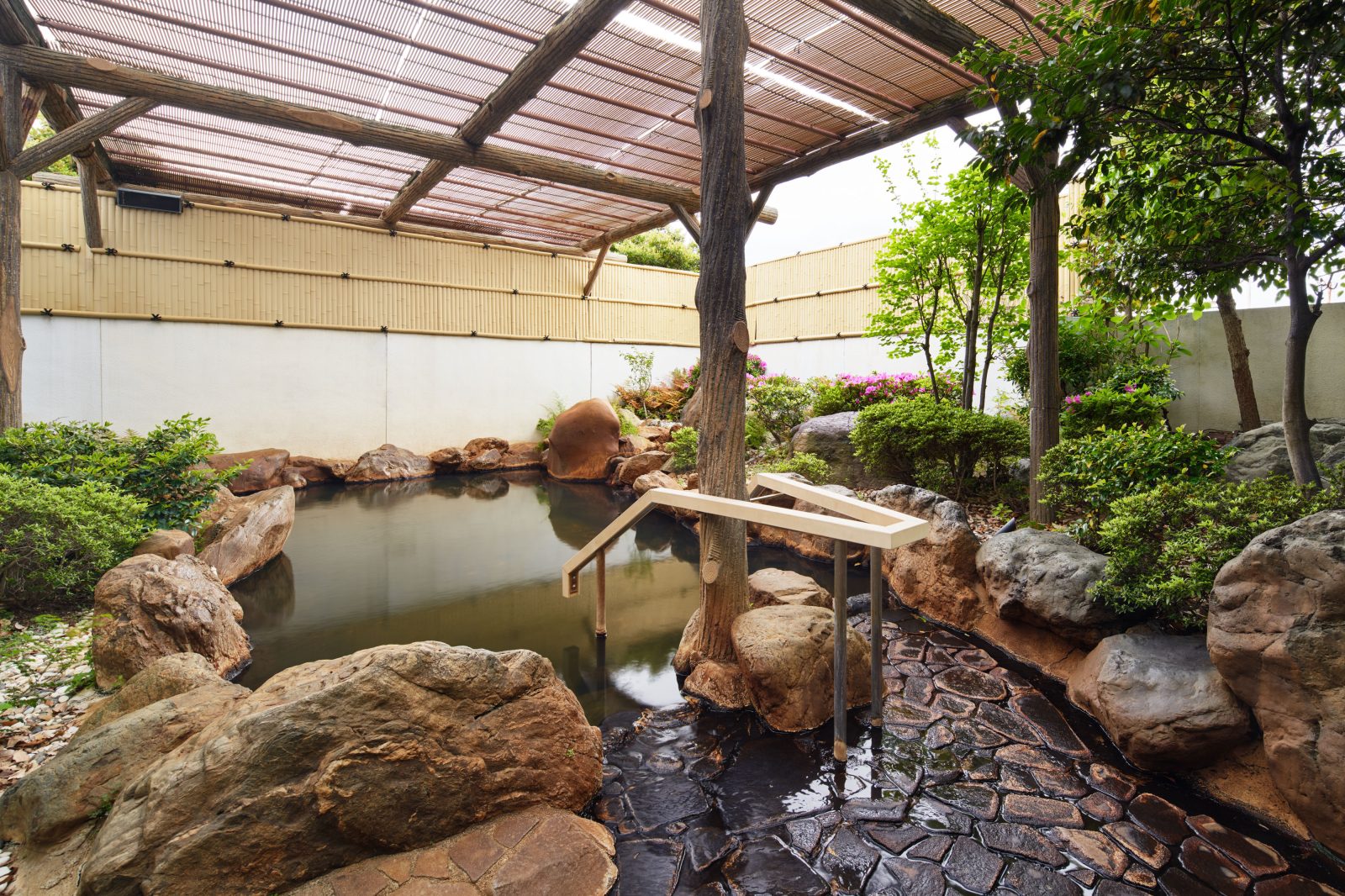 Large hot spring bath