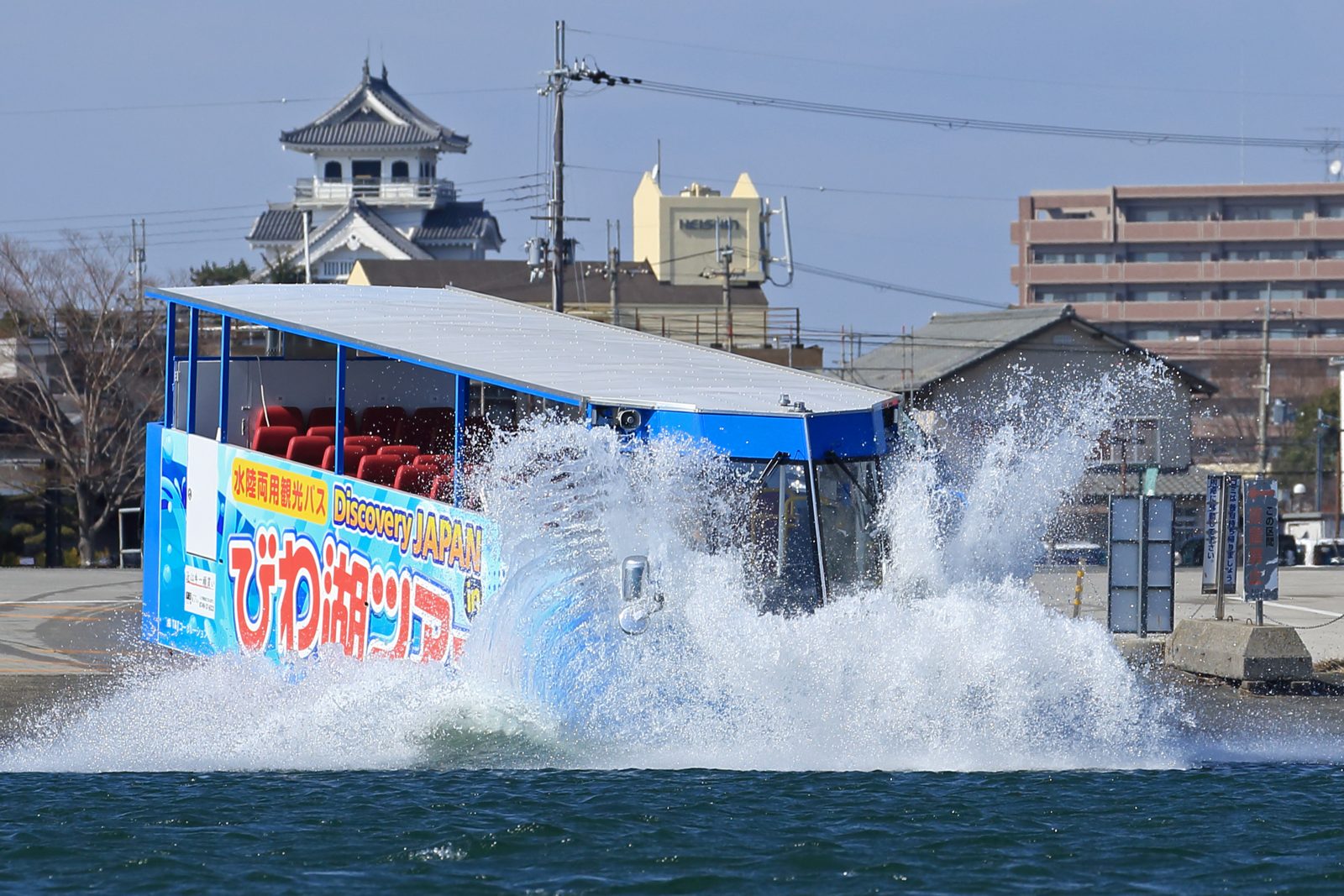 Amphibious bus